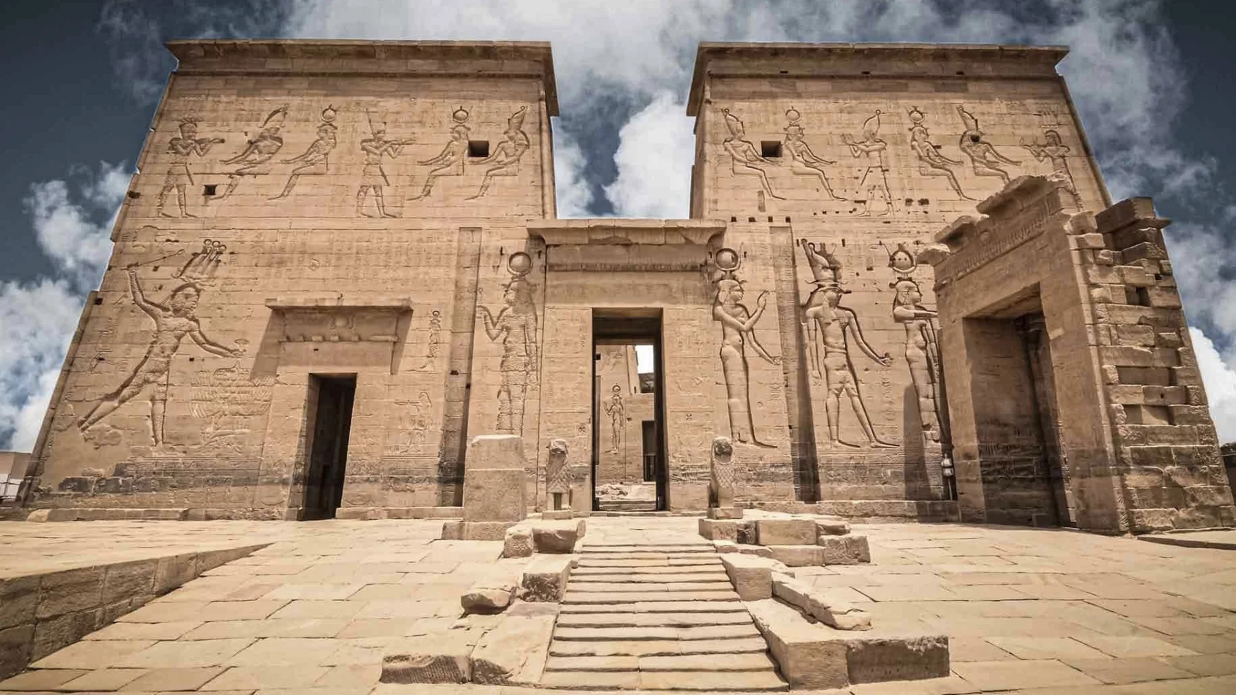 Altägyptischer Tempel während einer Nilkreuzfahrt in Ägypten
